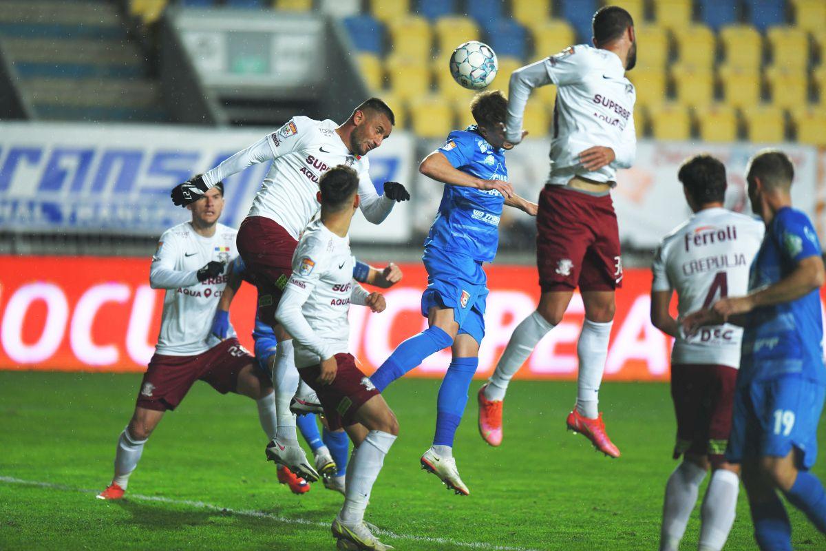 Chindia scapă victoria cu Rapid, 2-2, din cauza unei erori URIAȘE de arbitraj! Tușierul n-a văzut un ofsaid clar