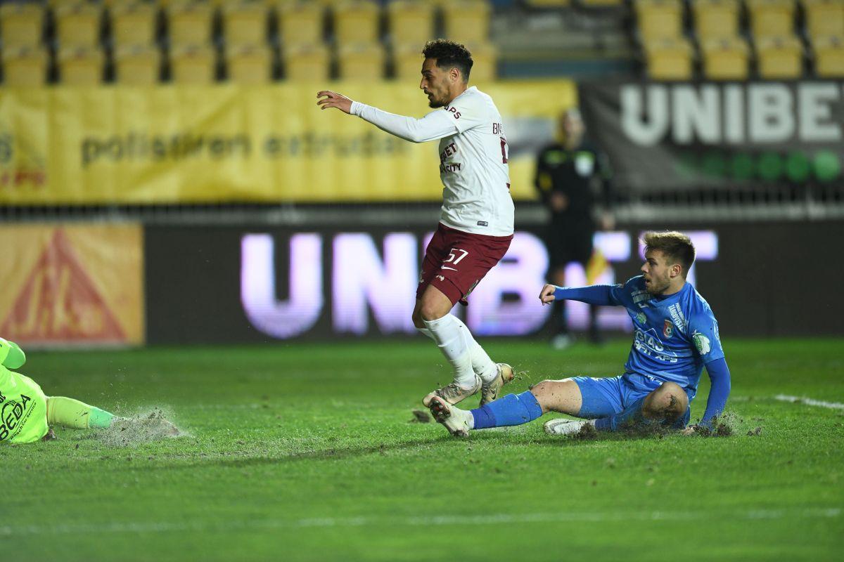 Chindia scapă victoria cu Rapid, 2-2, din cauza unei erori URIAȘE de arbitraj! Tușierul n-a văzut un ofsaid clar