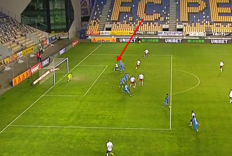 Marzouk, în poziție de ofsaid în momentul devierii lui Săpunaru FOTO: Captură Digi Sport 1 MM Stoica, soluție inedită pentru a evita greșelile de arbitraj: „Hai să facem o românească până avem VAR”