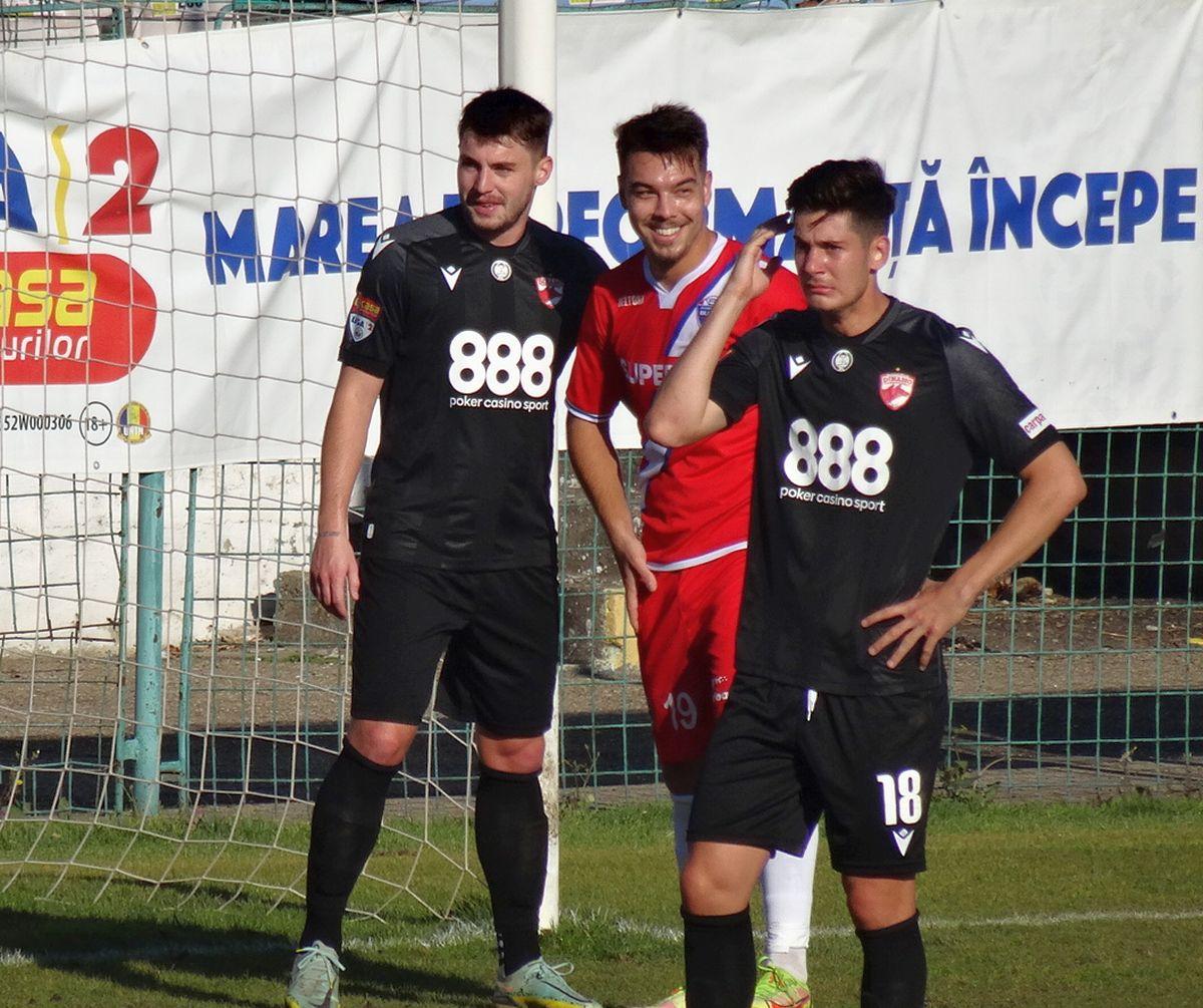 7 informații de la FC Buzău - Dinamo 2-2 » Burcă a dialogat cu un suporter: „Cu FCSB, tată, nu cu Steaua!”, ce a pățit decarul „câinilor” + Mihalcea, nemulțumit de atitudine