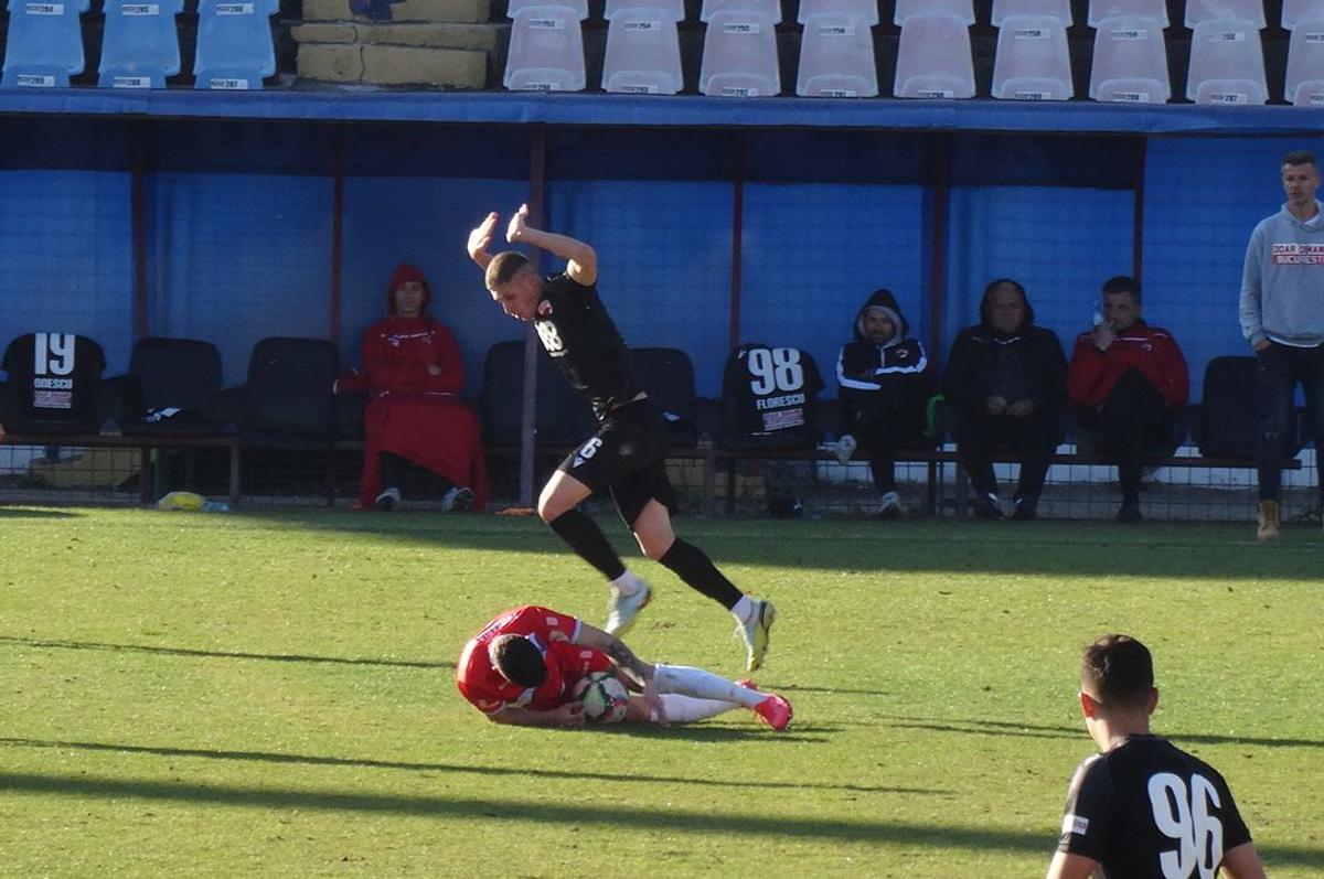 7 informații de la FC Buzău - Dinamo 2-2 » Burcă a dialogat cu un suporter: „Cu FCSB, tată, nu cu Steaua!”, ce a pățit decarul „câinilor” + Mihalcea, nemulțumit de atitudine