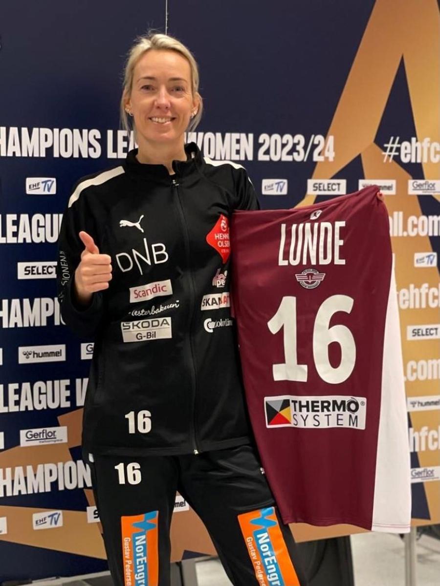 Katrine Lunde și tricoul primit de la Rapid Foto Facebook Vipers Rapid București, învinsă la Vipers: „Suntem dezamăgite de înfrângere, dar trebuie să continuăm să muncim”