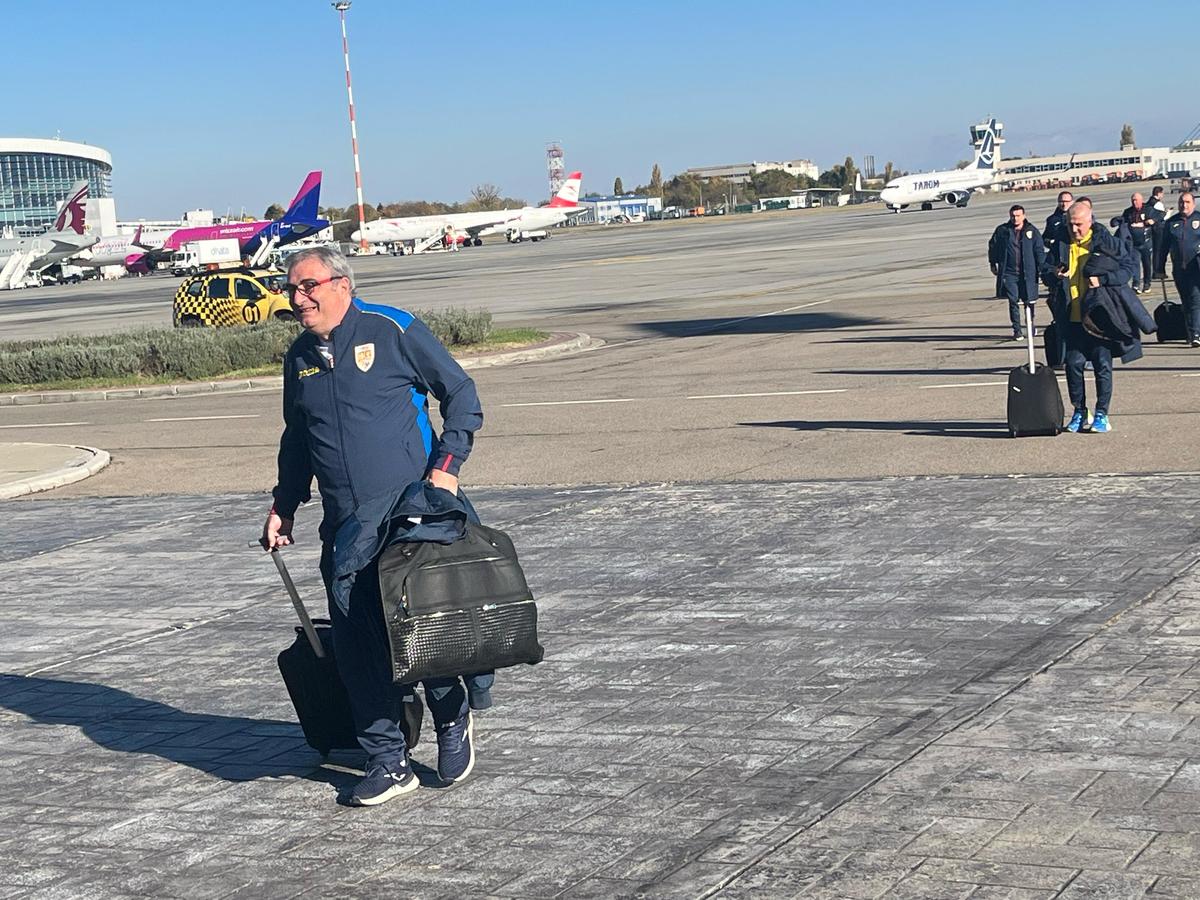 Staff-ul României a revenit în țară după calificarea la EURO 2024 » Burleanu a ieșit primul din avion și a susținut o conferință de presă