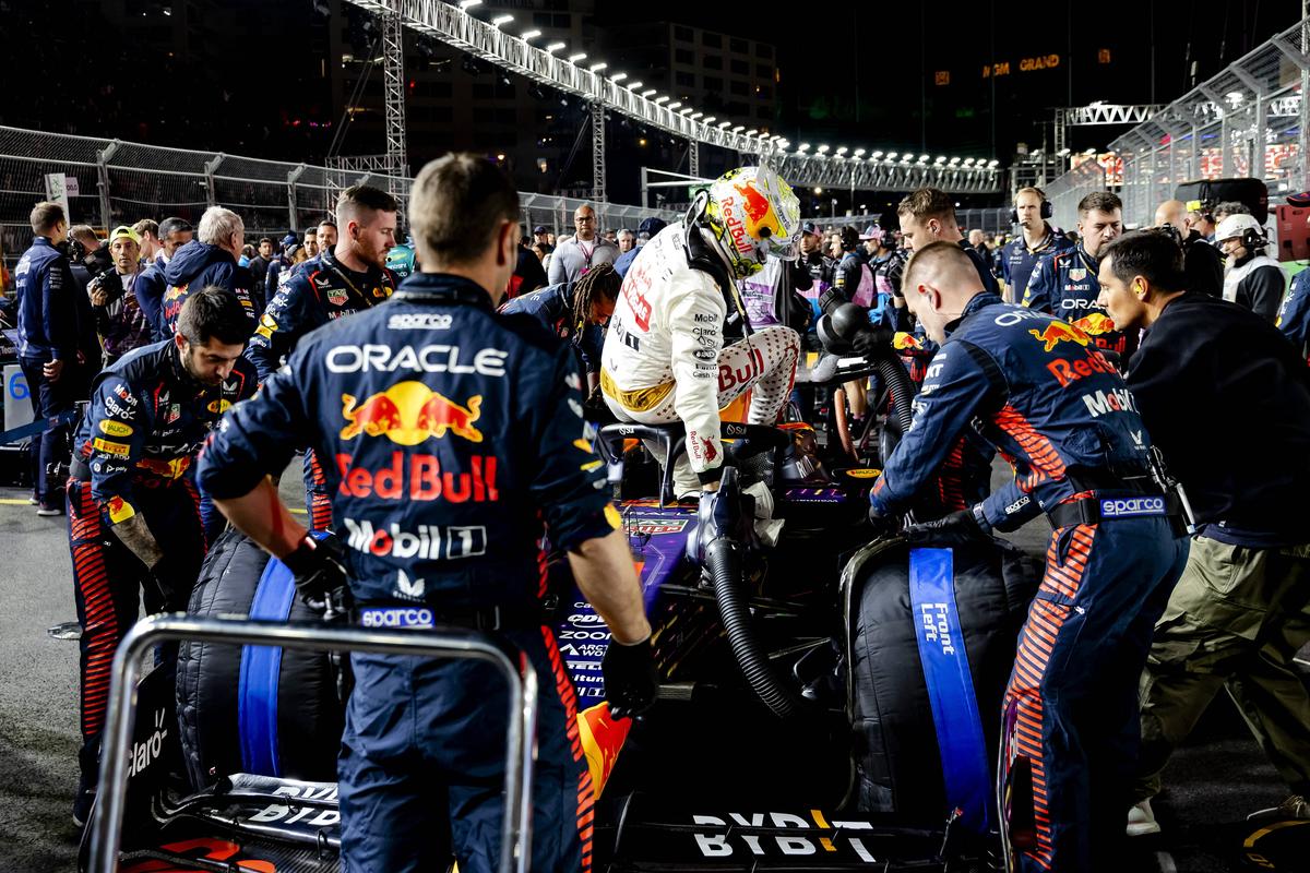 Nimeni nu-l poate opri pe Max Verstappen: a plecat de pe 2, a fost penalizat cu 5 secunde, dar tot a câștigat cursa de Formula 1 din Las Vegas!
