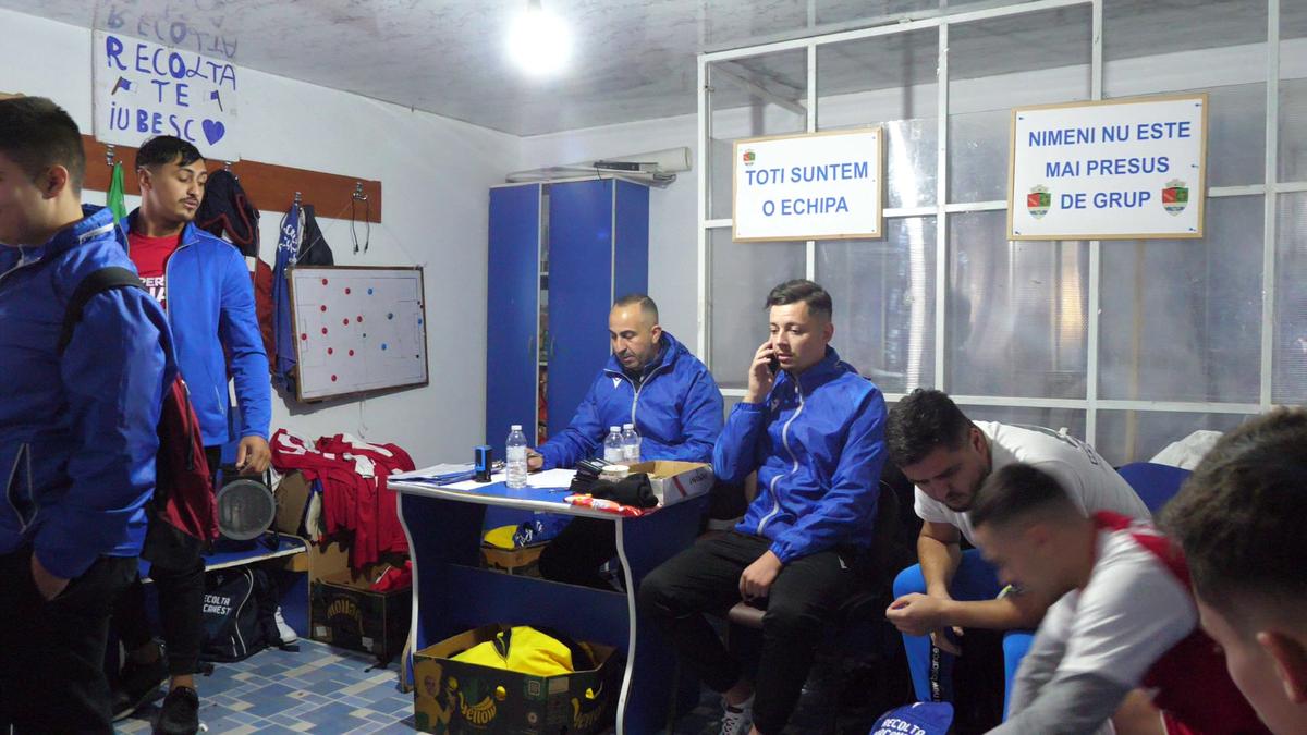 Show fabulos în „Groapa cu lei” de la Bărcănești! Șeful galeriei a intrat peste jucători în vestiar și-a început să țipe la ei: „Haideee, băăăă!”