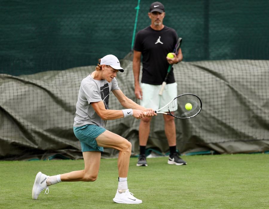 Cum l-a ajutat Darren Cahill pe Jannik Sinner, cel care se duelează în finala Turneului Campionilor cu Novak Djokovic
