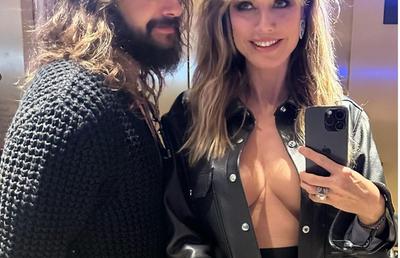 A stat la VIP în Marele Premiu din Las Vegas, apoi a pozat topless în lift