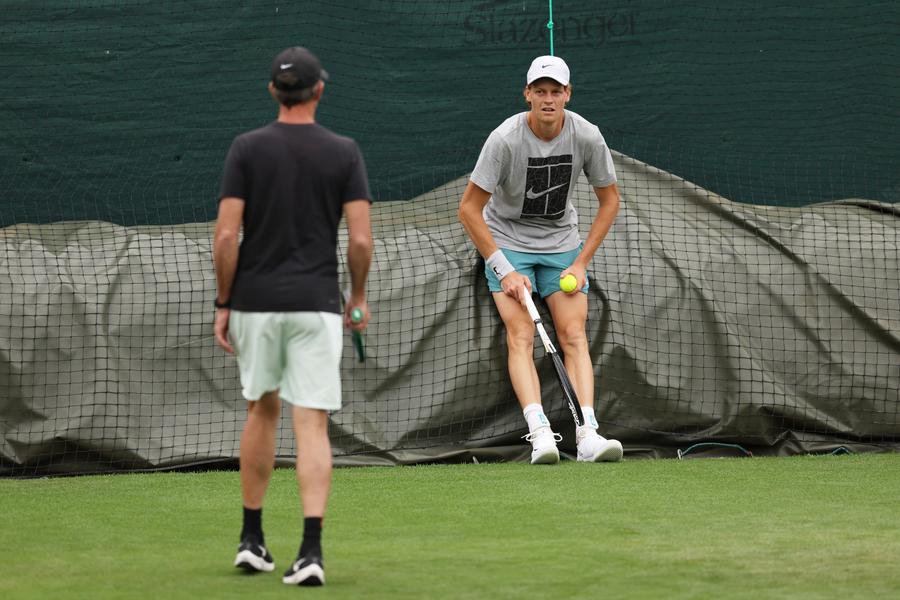 Cum l-a ajutat Darren Cahill pe Jannik Sinner, cel care se duelează în finala Turneului Campionilor cu Novak Djokovic