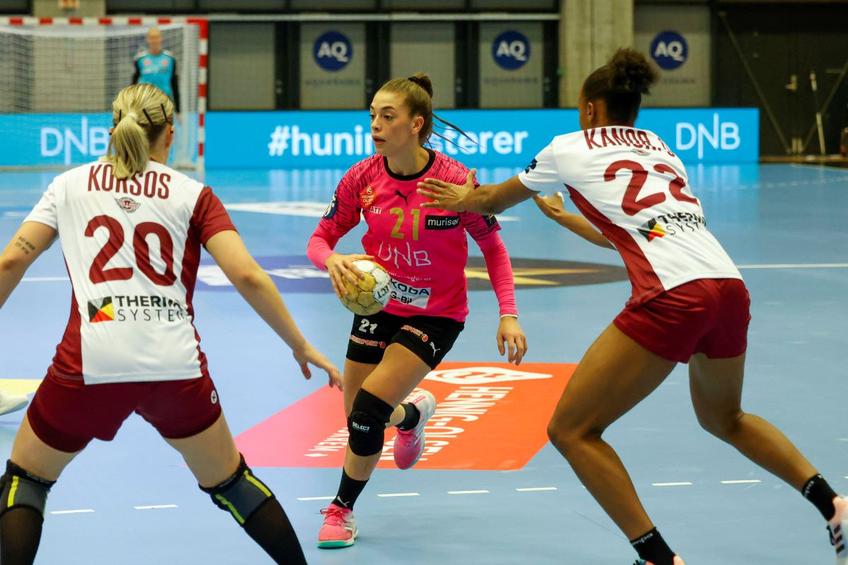 Paola Arcos de la Vipers în fața apărării Rapidului Foto Imago