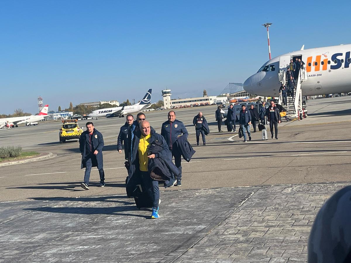 Staff-ul României a revenit în țară după calificarea la EURO 2024 » Burleanu a ieșit primul din avion și a susținut o conferință de presă