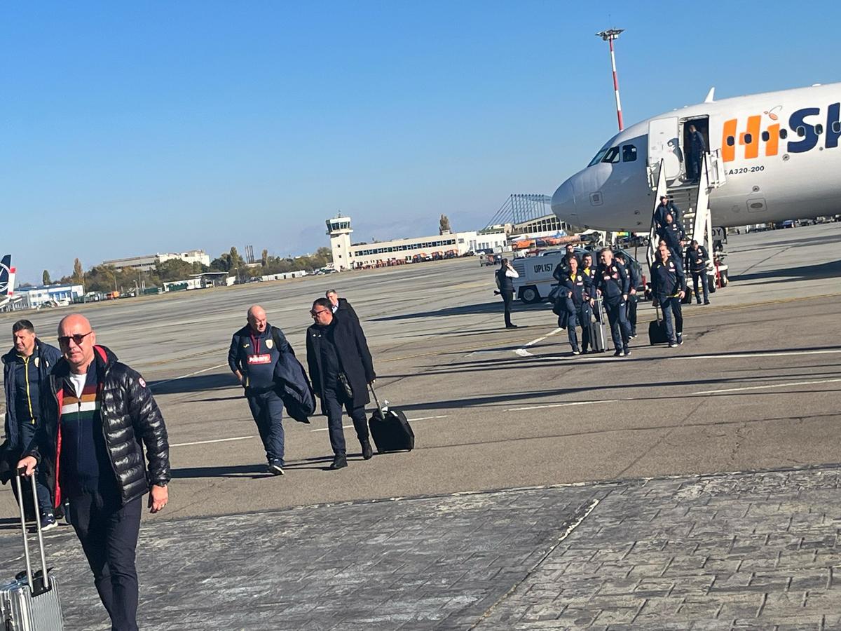 Staff-ul României a revenit în țară după calificarea la EURO 2024 » Burleanu a ieșit primul din avion și a susținut o conferință de presă