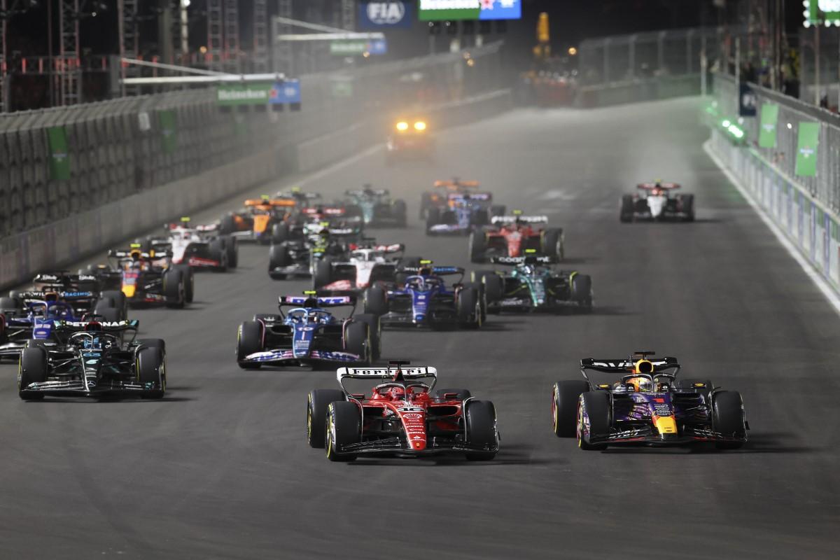 Nimeni nu-l poate opri pe Max Verstappen: a plecat de pe 2, a fost penalizat cu 5 secunde, dar tot a câștigat cursa de Formula 1 din Las Vegas!