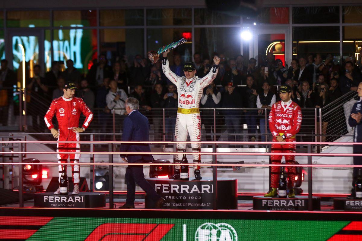 Max Verstappen și Sergio Perez, pe podium la Las Vegas în costume inspirate de ținutele lui Elvis Presley