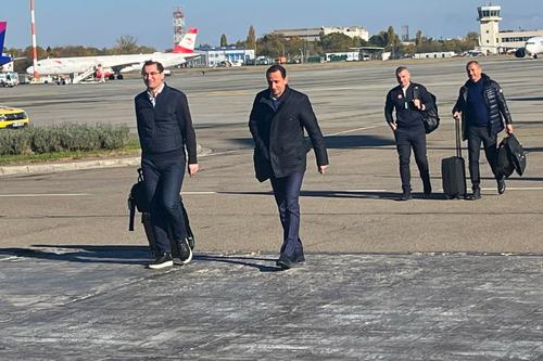 Răzvan Burleanu, pe aeroportul din Otopeni la sosirea naționalei României după calificarea la Euro 2024