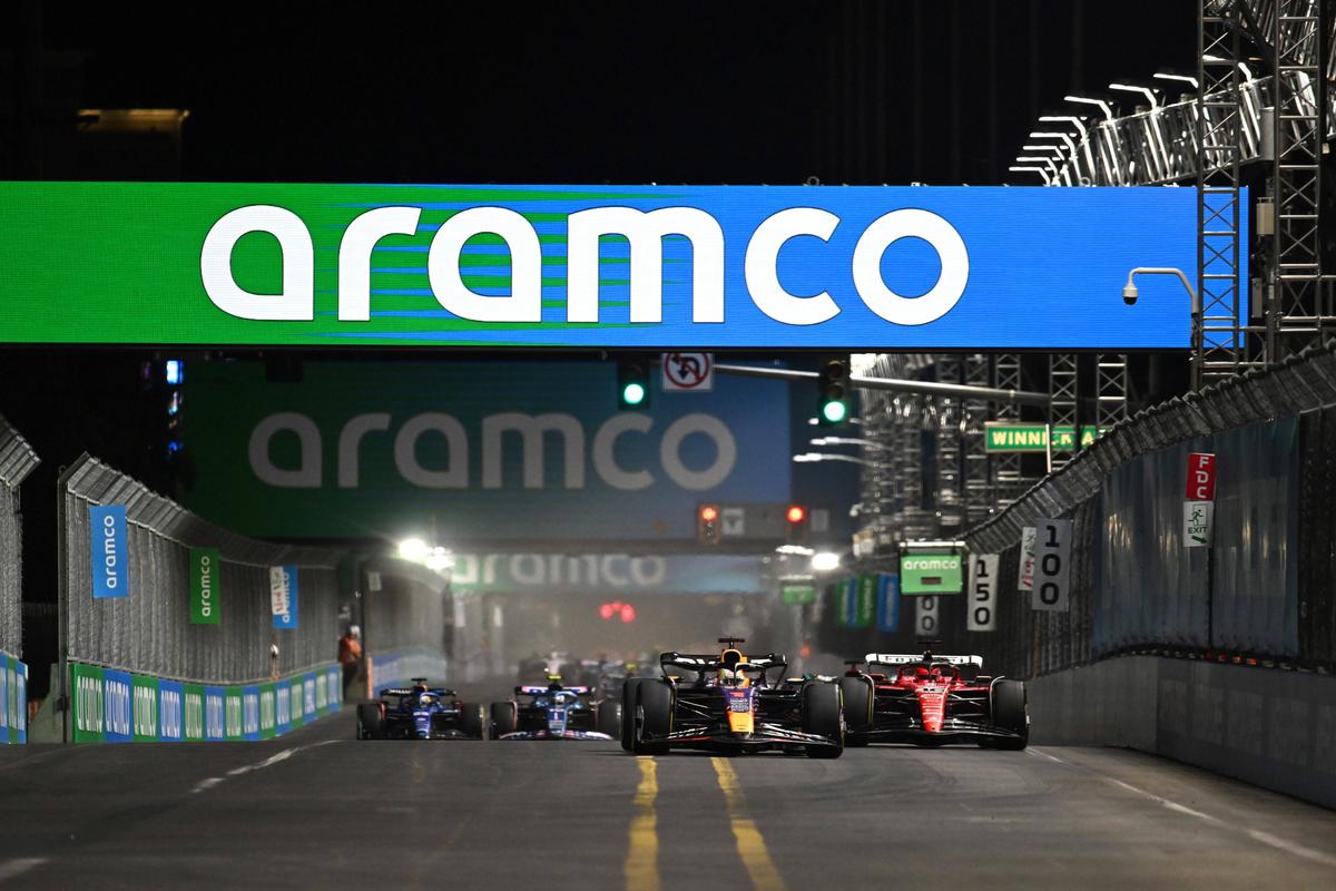 Nimeni nu-l poate opri pe Max Verstappen: a plecat de pe 2, a fost penalizat cu 5 secunde, dar tot a câștigat cursa de Formula 1 din Las Vegas!