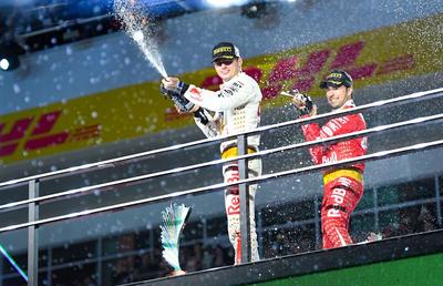 Max Verstappen și Sergio Perez, pe podium la Las Vegas în costume inspirate de ținutele lui Elvis Presley