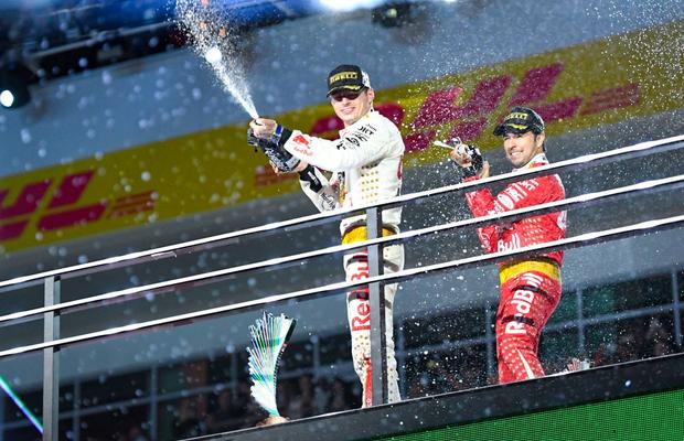 Max Verstappen și Sergio Perez, pe podium la Las Vegas în costume inspirate de ținutele lui Elvis Presley