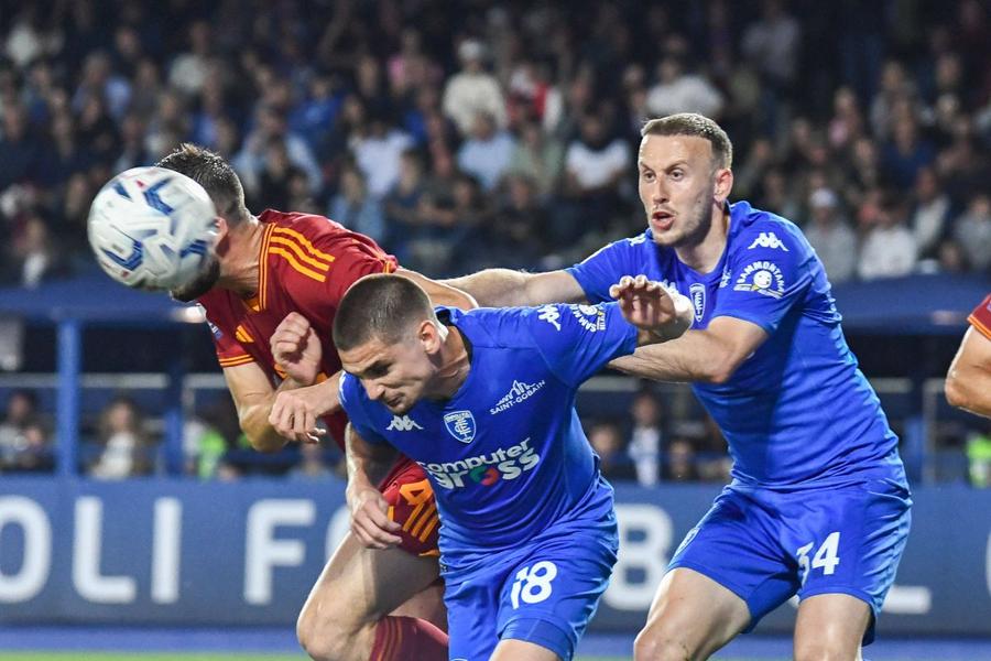 Răzvan Marin (în duel cu Bryan Cristante, de la AS Roma) nu s-a ferit să bage capul în gheata adversarului într-un meci de-acum 6 luni / Foto: Imago Marin cel Mare