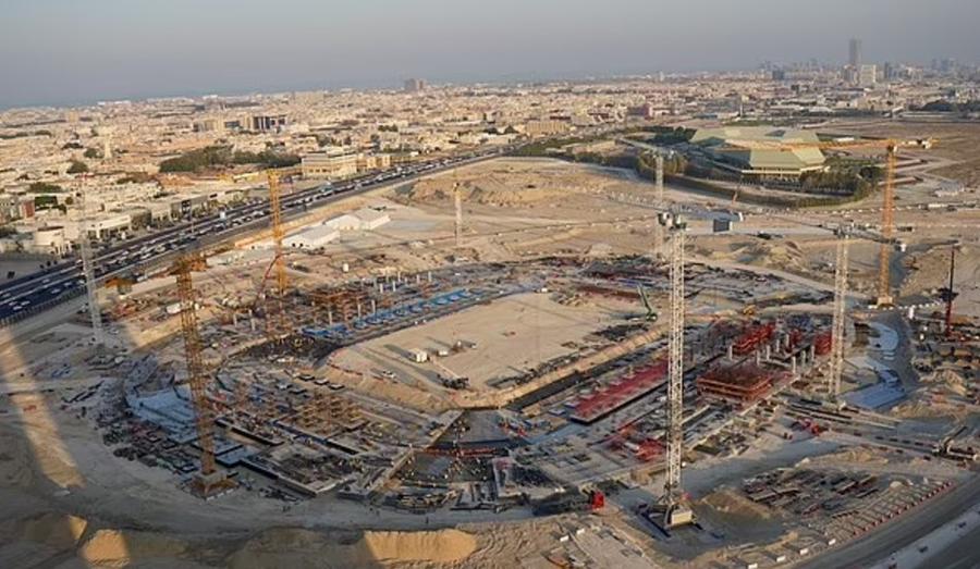 Așa arată în prezent șantierele de la stadioanele ce vor găzdui meciurile de la CM 2034 Ororile trăite pe șantierele pentru Mondialul saudit. 10 ore de muncă, la 45 de grade, pentru numai 2 euro pe oră!