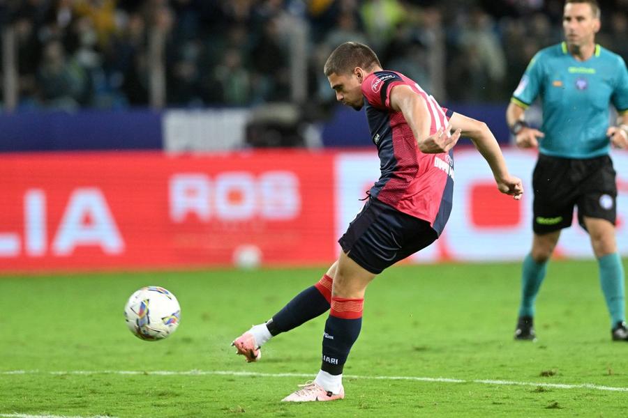 Golul lui Răzvan Marin de pe Ennio Tardini a fost o mică bijuterie fotbalistică, contribuind la succesul lui Cagliari, 3-2 cu Parma / Foto: Imago Marin cel Mare
