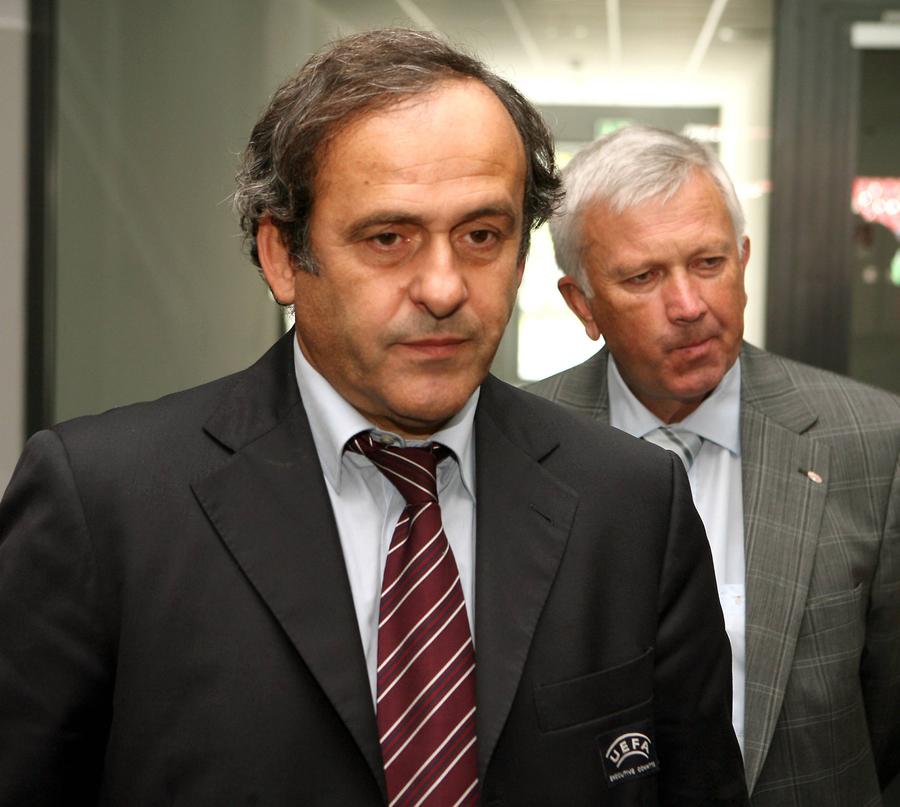 Thomas Partl, aici împreună cu fostul președinte UEFA Michel Platini, e unul dintre cei mai vechi oficiali din structura forului de la Nyon. Foto: Imago Ziua Z pentru România – Kosovo! Gazeta a aflat detaliile esențiale ale dosarului: când e programată ședința Comisiei de Disciplină și cine sunt cei 5 judecători desemnați pe caz