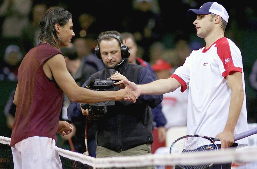 Andy Roddick, deja campion de Slam în acel moment, felicitându-l la fileul pe newcomer-ul Rafael Nadal / Sursă foto: Guliver/Getty Images Ultima mare bătălie a „Matadorului” » Rafael Nadal și Cupa Davis, o istorie aparte: 5 momente de referință și recordul nebănuit care persistă de 20 de ani!
