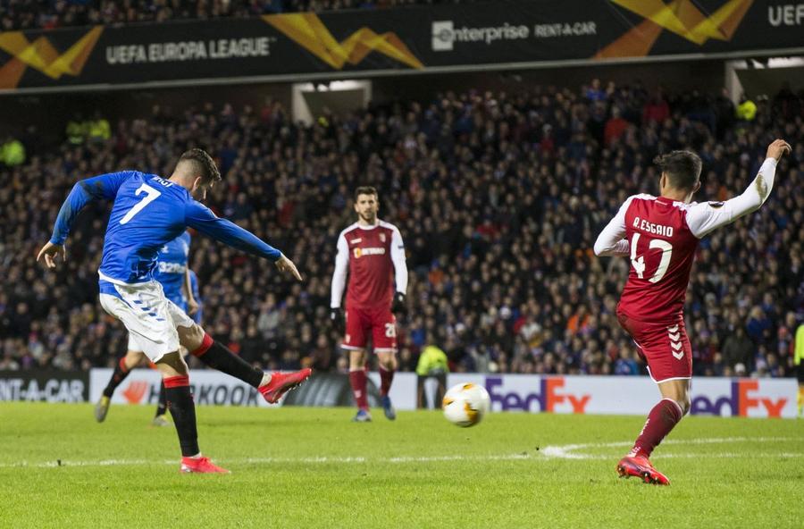 Ianis Hagi înscrie pentru Rangers în returul cu Braga, din 2020 / Foto: Imago Insistă că Ianis Hagi n-ar trebui să lipsească de la Rangers: „Are acel dram de magie”