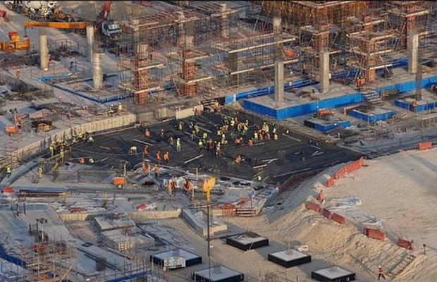 Ororile trăite pe șantierele pentru Mondialul saudit. 10 ore de muncă, la 45 de grade, pentru numai 2 euro pe oră!