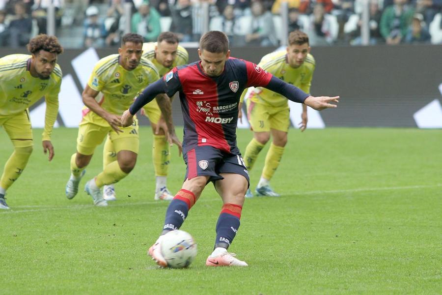 Trei jucători ai lui Juventus privesc temători execuția precisă de la 11 pași a lui Răzvan Marin, în remiza (1-1) scoasă de Cagliari la Torino / Foto: Imago Marin cel Mare