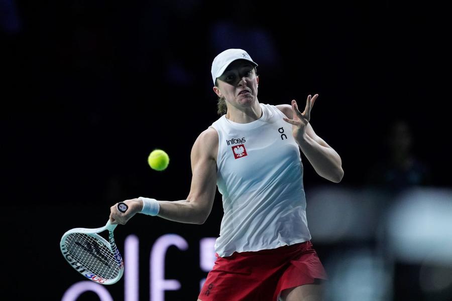 Iga Swiatek în meciul cu Jasmine Paolini de la BJK Cup Finals Foto: Imago Italia revine în finala Billie Jean King Cup » Calificare dramatică în fața Poloniei, 2-1, decisă cu un serviciu din mână la minge de meci