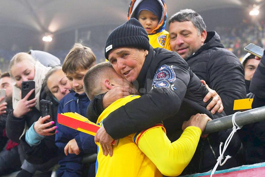 Daniel Bîrligea și bunica lui, după România - Cipru // foto: Cristi Preda EMOȚIE! Imagine înduioșătoare la România - Cipru, surprinsă la final de fotoreporterul GSP