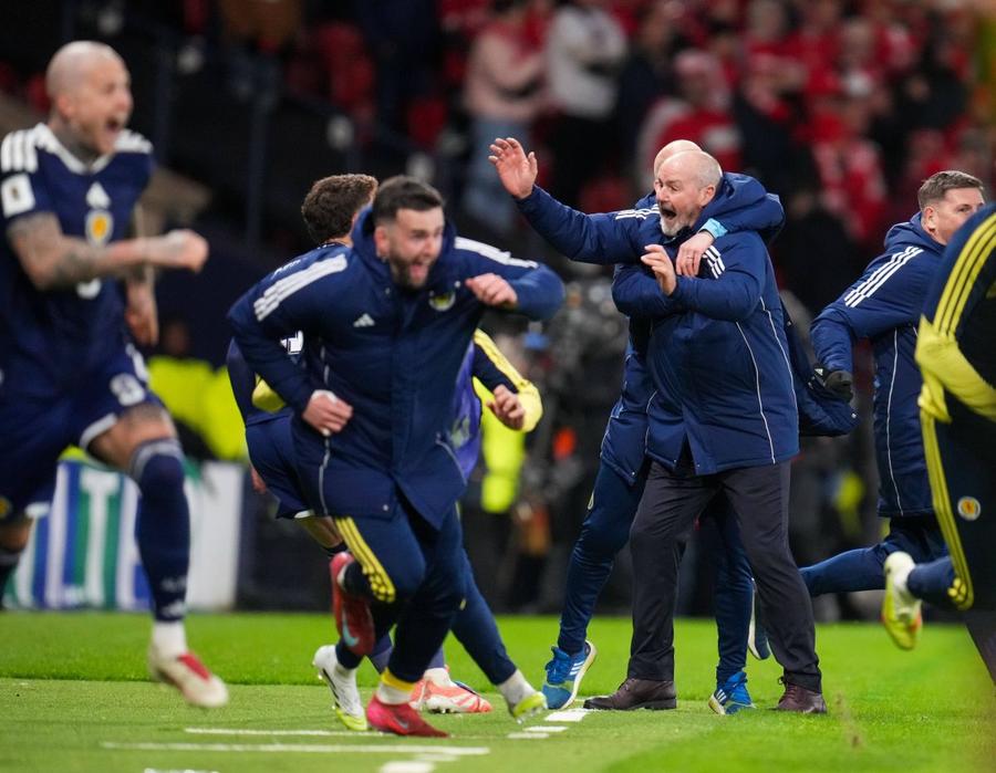 Steve Clarke are 35 de victorii, 14 remize și 25 de înfrângeri ca selecționer al Scoției / Foto: Imago Fostul coleg al lui Dan Petrescu a devenit erou peste noapte! Numit „Sir” și propus pentru sanctificare