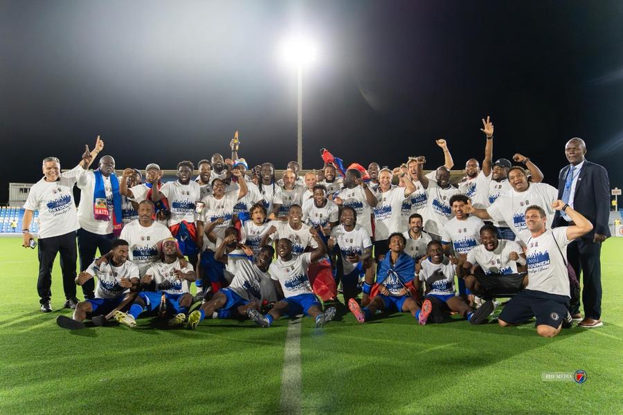 Bucuria naționalei din Haiti după calificarea la Mondial / sursă foto: Facebook FHF - Fédération Haïtienne De Football Haitian de națională, trecut prin România, ne explică secretele țării-fenomen de la Campionatul Mondial: „Sunt câteva lucruri care ne fac unici. Și nu avem slăbiciuni”