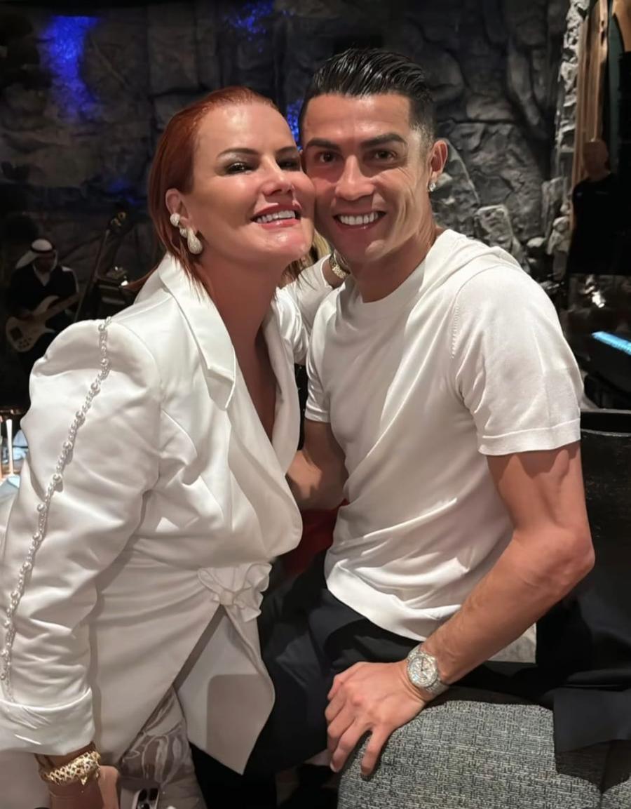 Elma Aveiro (52 de ani), alături de fratele său, Cristiano Ronaldo Motivul pentru care Cristiano Ronaldo n-a apărut în filmul lui Ladislau Boloni » Pe cine a delegat să-l reprezinte