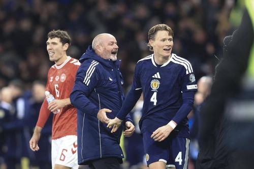 Selecționerul Steve Clarke sărbătorește o calificare istorică la CM 2026, alături de Scott McTominay, care a deschis scorul cu o „foarfecă” / Foto: Imago