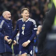 Selecționerul Steve Clarke sărbătorește o calificare istorică la CM 2026, alături de Scott McTominay, care a deschis scorul cu o „foarfecă” / Foto: Imago