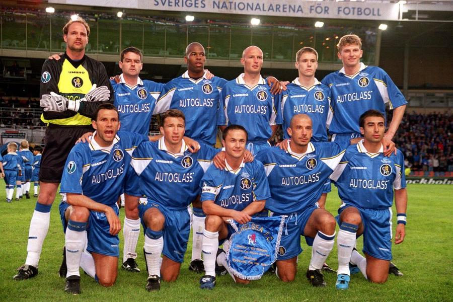 Steve Clarke (al doilea din stânga, pe rândul de sus) în echipa lui Chelsea, alături de Dan Petrescu (jos, în fața sa), care a câștigat Cupa Cupelor în 1997-1998 / Foto: Imago Fostul coleg al lui Dan Petrescu a devenit erou peste noapte! Numit „Sir” și propus pentru sanctificare