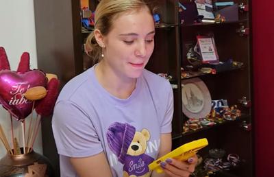 În plin scandal cu mama ei, Sabrina Voinea a apărut în fața camerei și a citit mecanic de pe telefon: „Nu m-a abuzat nimeni, încearcă să ne dezbine”