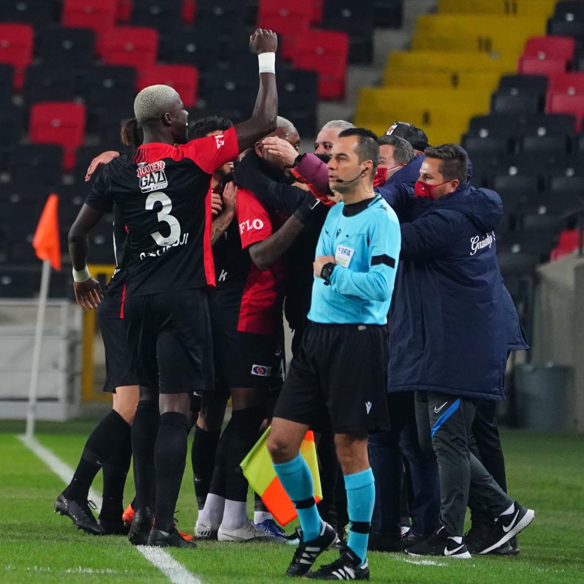 Marius Șumudică se gândește la plecare: „Gaziantep vrea să prelungesc, dar e greu. Am două oferte incomparabil mai bune” + Câți bani a primit pentru victoria cu Fenerbahce