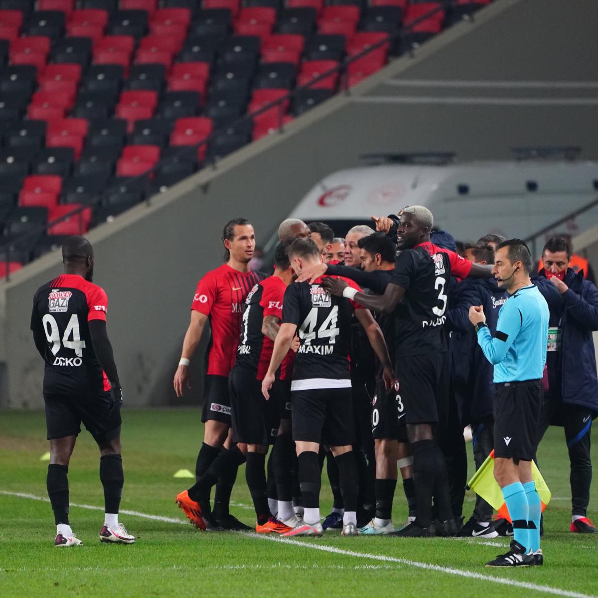 Marius Șumudică așteaptă oferte după victoria cu Fenerbahce: „Mai am doar 4 luni de contract. După aceea sunt liber!” » Jucătorii au fost afectați de explozia din Gaziantep