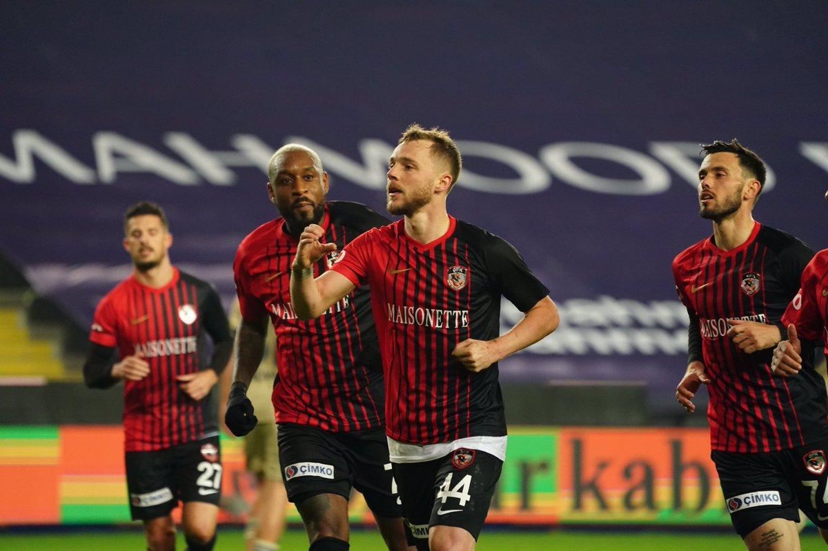 Gaziantep - Fenerbahce 3-1. VIDEO+FOTO Marius Șumudică, victorie senzațională: urcă pe loc de cupă europeană în Turcia! Alexandru Maxim a marcat