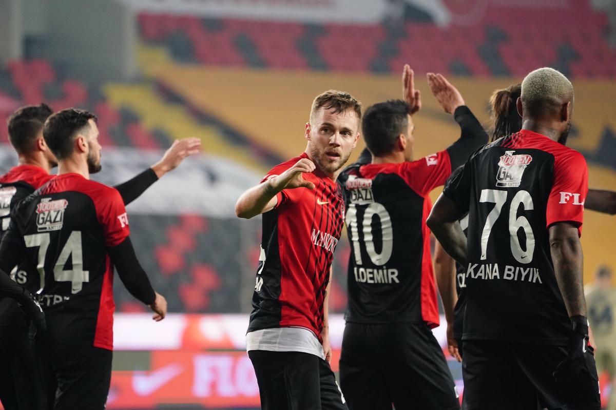 Marius Șumudică se gândește la plecare: „Gaziantep vrea să prelungesc, dar e greu. Am două oferte incomparabil mai bune” + Câți bani a primit pentru victoria cu Fenerbahce