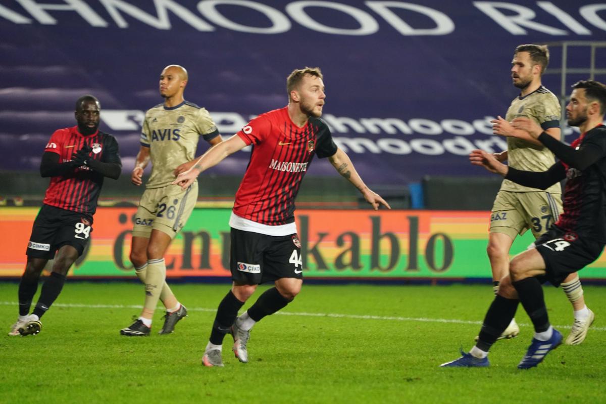 Gaziantep - Fenerbahce 3-1. VIDEO+FOTO Marius Șumudică, victorie senzațională: urcă pe loc de cupă europeană în Turcia! Alexandru Maxim a marcat