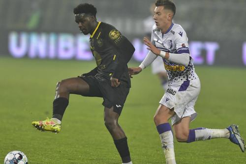 Bryan Alceus (stânga), unul dintre jucătorii neplătiți de 5 luni, în FC Argeș - Gaz Metan // foto: Imago Images