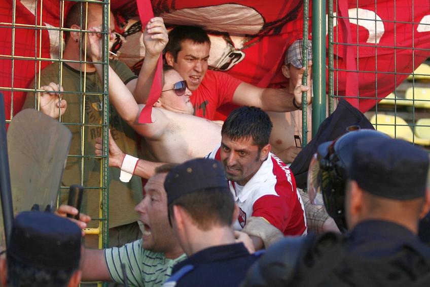 După golul de 1-1, înscris de Zicu, câțiva suporteri au rupt gardul și au intrat pe teren, cu intenția de a-i dezbrăca pe Lucian Goian și Zicu.