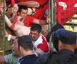 După golul de 1-1, înscris de Zicu, câțiva suporteri au rupt gardul și au intrat pe teren, cu intenția de a-i dezbrăca pe Lucian Goian și Zicu.