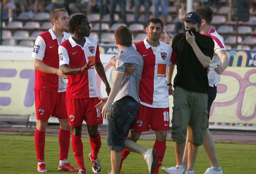 Fanii au intrat pe teren pentru a-i agresa pe fotbaliștii lui Dinamo / FOTO: Arhivă GSP „Eu am fost alergat de 50 de oameni” » Un campion cu Dinamo comentează scandalul dintre Deian Sorescu și ultrași: „De ce s-a dus singur acolo?”