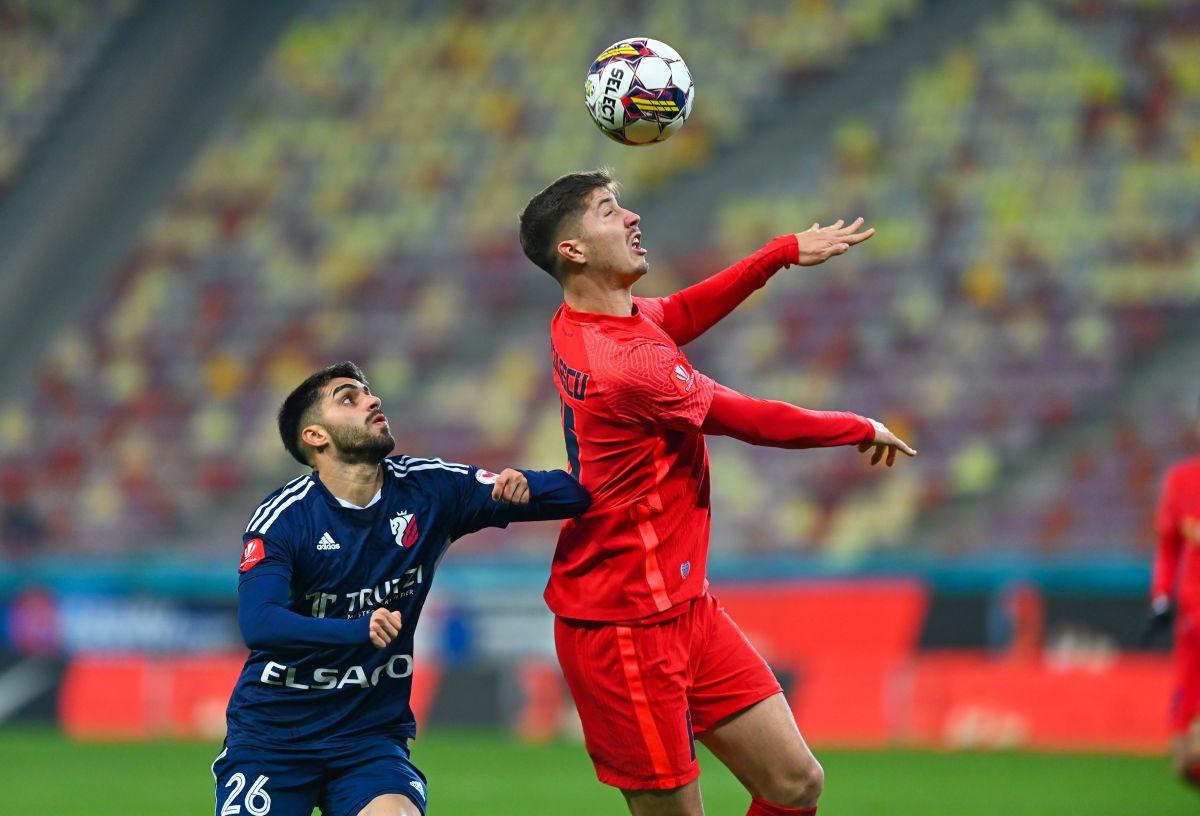 Moment comic în prima repriză din FCSB - FC Botoșani: și-a „reclamat” propriu coleg + Ce s-a întâmplat în faza suspectă de penalty