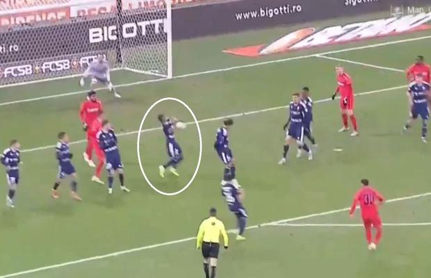 Moment comic în prima repriză din FCSB - FC Botoșani: și-a „reclamat” propriu coleg + Ce s-a întâmplat în faza suspectă de penalty