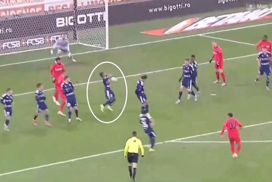 Mingea șutată de Radunovic l-a lovit în braț pe Sno // foto: captură DigiSport Moment comic în prima repriză din FCSB - FC Botoșani: și-a „reclamat” propriu coleg + Ce s-a întâmplat în faza suspectă de penalty